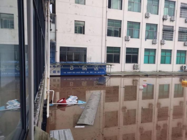 江西上饶一医院被洪水淹没，损失严重、举步维艰