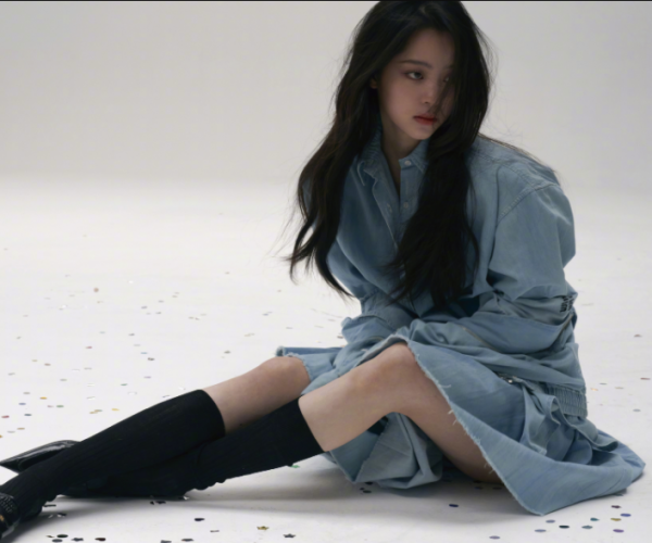 欧阳娜娜大片释出，穿吊带皮衣跪地十分性感，精致妆发纯欲十足