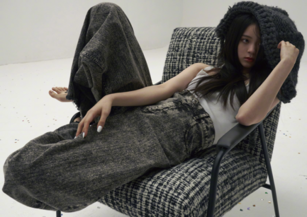 欧阳娜娜大片释出，穿吊带皮衣跪地十分性感，精致妆发纯欲十足