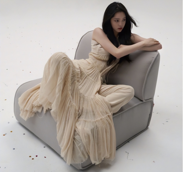 欧阳娜娜大片释出，穿吊带皮衣跪地十分性感，精致妆发纯欲十足