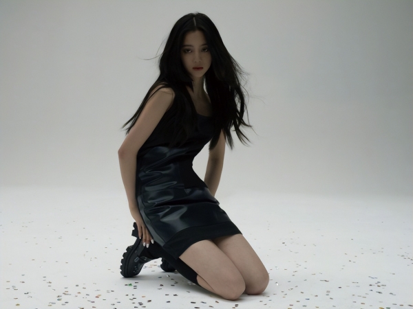 欧阳娜娜大片释出，穿吊带皮衣跪地十分性感，精致妆发纯欲十足