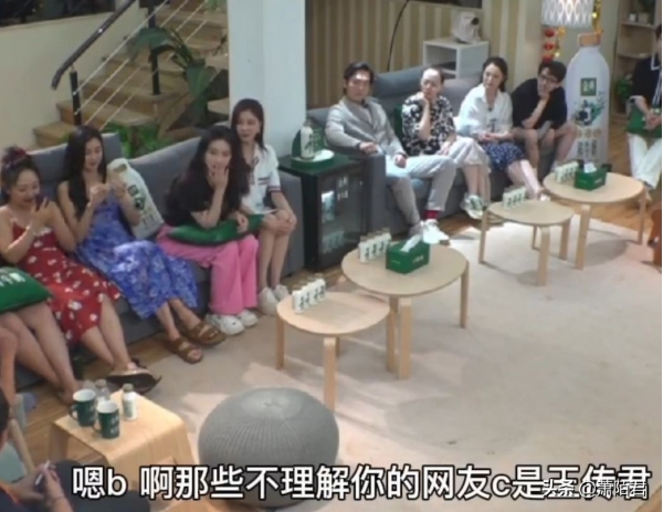 宋丹丹回应《桃花坞》争议，直言自己很委屈，拥抱李雪琴向其道歉