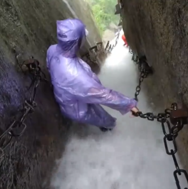惊险！游客爬华山遇暴雨似在瀑布中行走