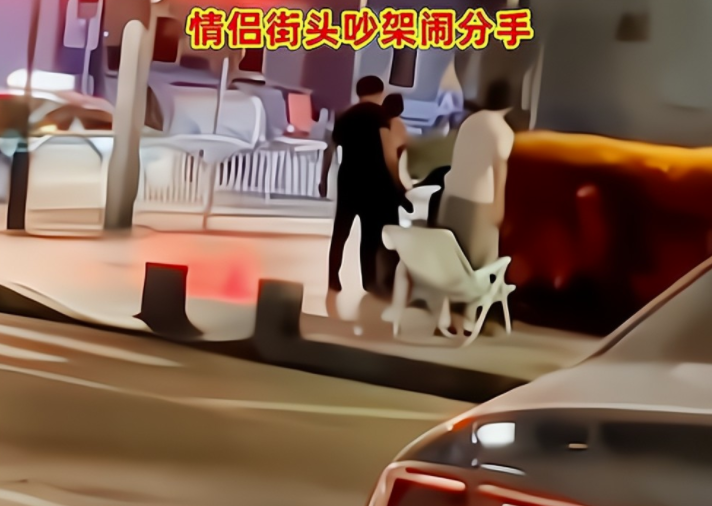 情侣街头吵架闹分手,男子拿鞋底狂抽自己脸,女友头也不回地离开