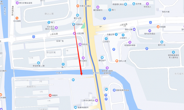 上海一公交车失控坠河！目击者：从人行道开始一直往河里冲