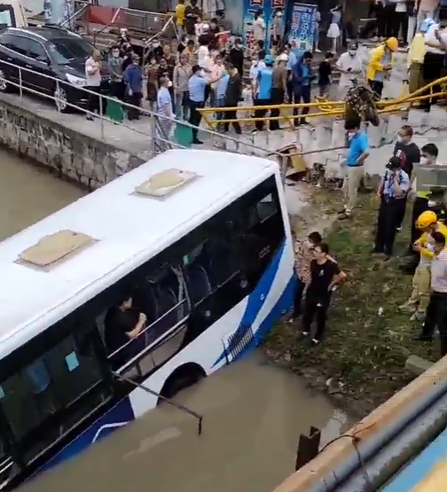 上海一公交车失控坠河！目击者：从人行道开始一直往河里冲