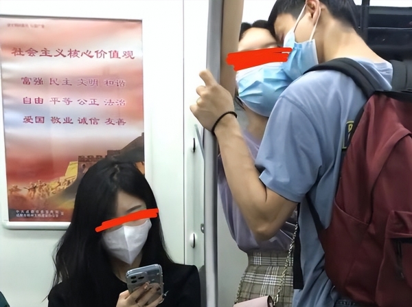 情侣在地铁上贴脸亲昵，旁边单身女子目不斜视：实则内心万马奔腾