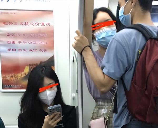 情侣在地铁上贴脸亲昵，旁边单身女子目不斜视：实则内心万马奔腾