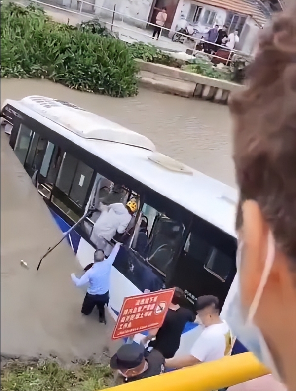 ä¸æµ·å&nbsp;æ²³å¬äº¤ç°åºé¦ä½ææ´å°å¥ï¼çè§ææ°æ³¡ä¸æ¶ï¼å¤§å®¶å°å¸æºæåº