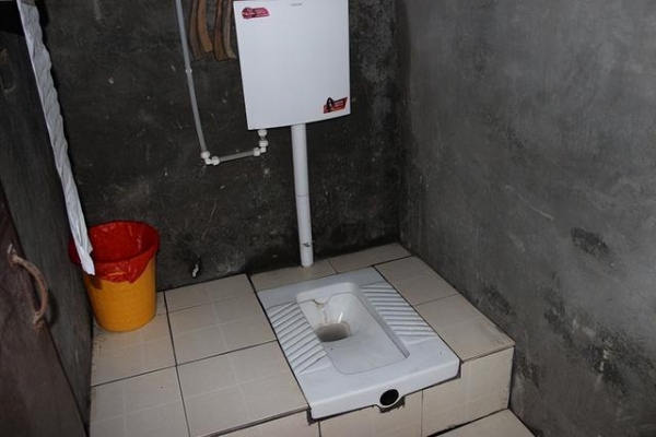 现在国家要在农村开展沼气的建设工程,农民的旱厕问题终于得以解决.