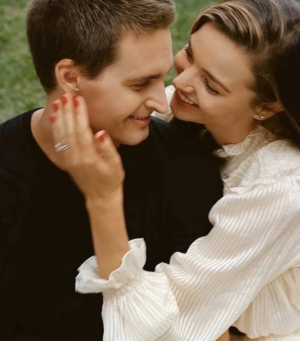 维秘超模米兰达可儿晒美照，穿修身穿裙大秀身材，饱满事业线抢镜