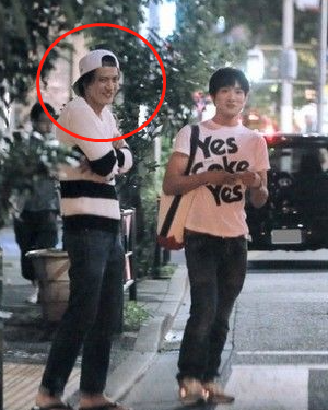 偶像鼻祖小栗旬曝裸照！不穿衣服与俩女待房内，还被指控犯猥亵罪