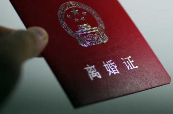 离婚一年后丈夫突然找到前妻 要求变更离婚协议 