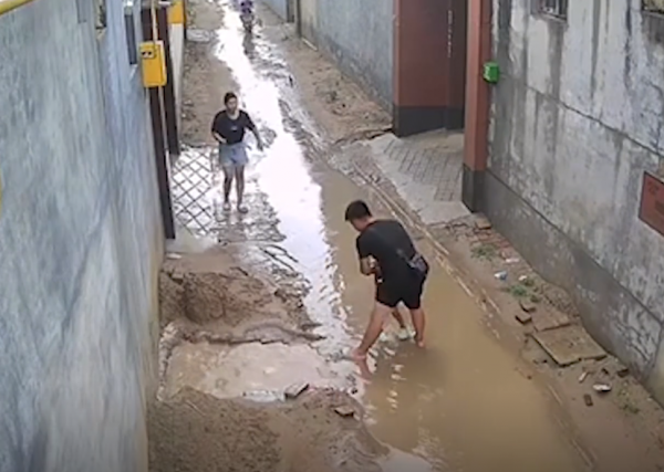 山东一小孩在家门口玩耍，瞬间掉进深水坑，监控拍下令人后怕一幕