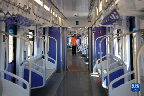 中企承建埃及首条轻轨铁路通车试运行