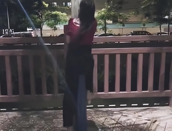 女子醉酒后把路灯当男朋友，手脚并用抱着就亲，朋友看好戏不阻拦