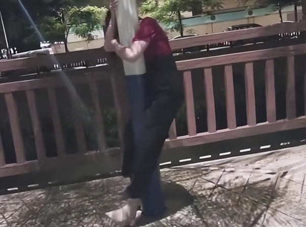 女子醉酒后把路灯当男朋友，手脚并用抱着就亲，朋友看好戏不阻拦