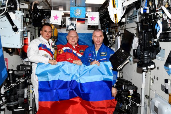 俄宇航员在国际空间站庆祝“解放”卢甘斯克