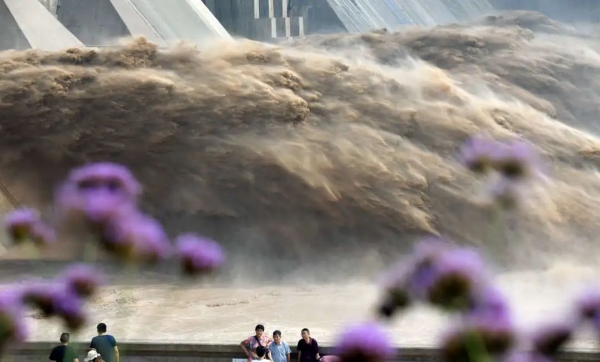 震撼！小浪底“黄龙”飞泄景象太壮观了！