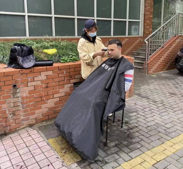 上海理发店倒闭，外国人捐钱挽救，老板初中辍学积累三千外国客人