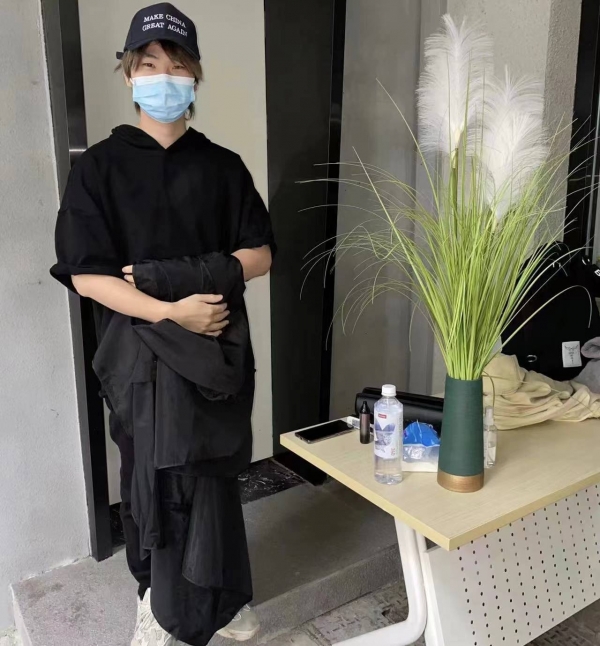 上海理发店倒闭，外国人捐钱挽救，老板初中辍学积累三千外国客人