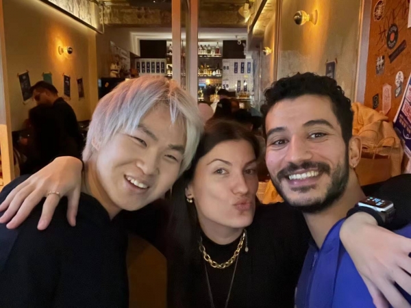 上海理发店倒闭，外国人捐钱挽救，老板初中辍学积累三千外国客人