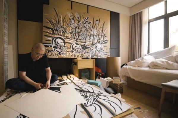 被困上海60天，他把隔离酒店的马桶、床单、拖鞋都画了