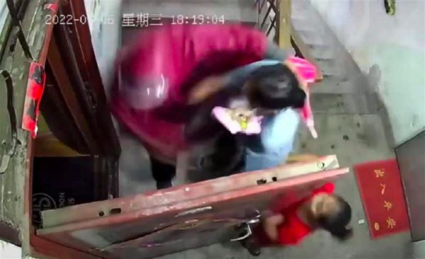 山东莱阳警方回应“母女被雨衣男拖拽进屋”：母女没事，两人夫妻关系，涉事男子已拘留