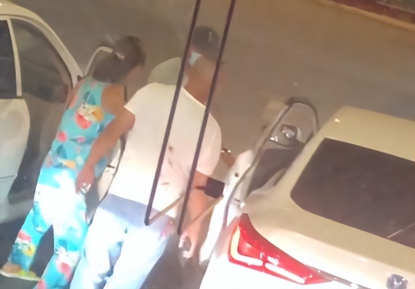 男子因停车位和人争执，妻子拼命阻拦劝不住，只好把对方塞回车里