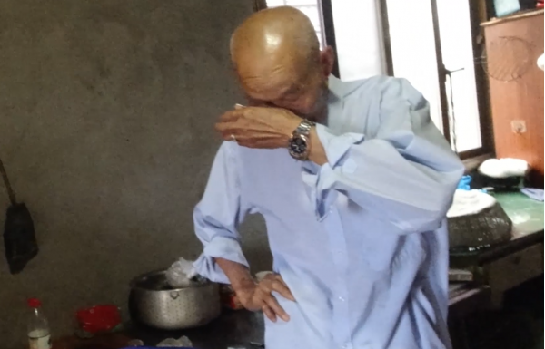 让人感动!27岁小伙不求回报无私奉献,买下烈士遗照千里送回