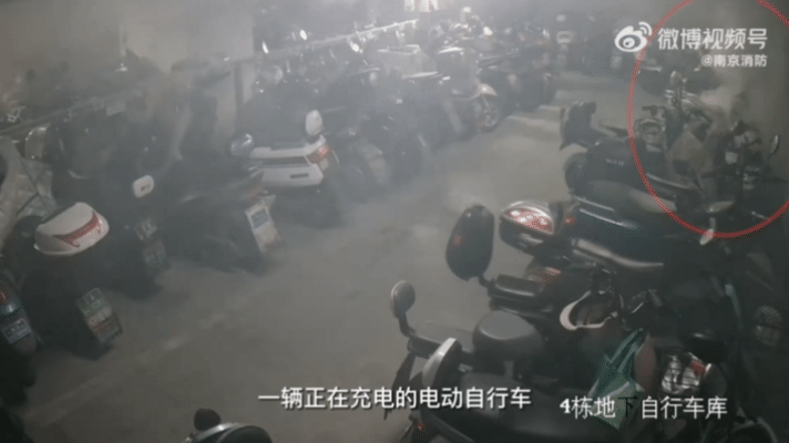 江苏一小区电动车接连爆燃，45辆电动车、22辆自行车被烧毁