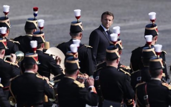 法国举行国庆阅兵式 展示新武器装备以及奥运元素