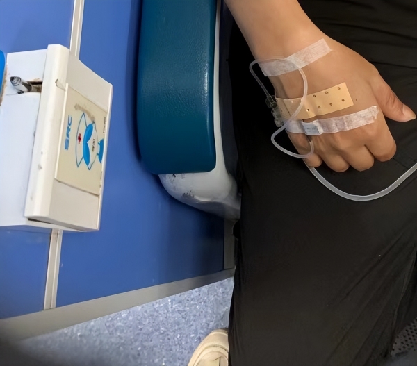 中暑的外卖员元斌在急诊输液等救护车用了10分钟左右,但元斌感觉仿佛