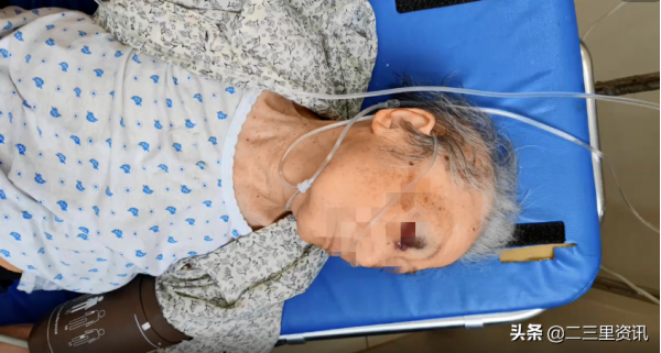 上海94岁老人家中摔倒致死，保姆全程在旁玩手机，律师：家属可要求赔偿