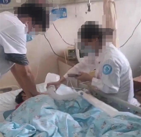 宁波一护士抢救病人时玩手机？官方：系联系其他医务人员支援抢救