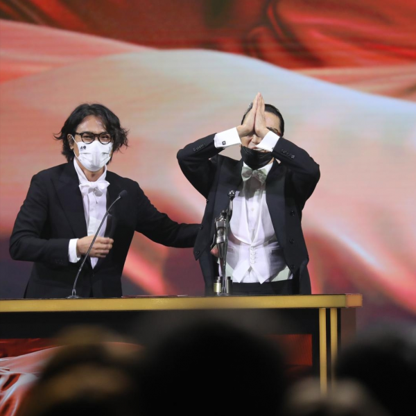 85岁谢贤夺得影帝，却因身体不适取消采访，谢霆锋发文恭喜父亲