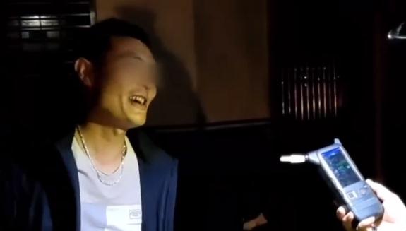 è¿å48æ¯è¿é¦æ­£æ°æ°´ï¼ç·å­è¢«æ¥åºéé©¾ï¼ç»å±äº®äº