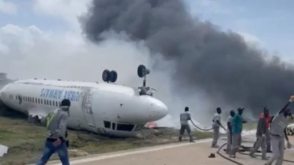 索马里一架客机降落时“倒扣”机场，机上人员全部安全撤离
