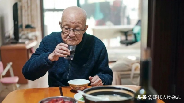98岁“扫地僧”火了！每天上班9小时，爱喝小酒爱吃肉