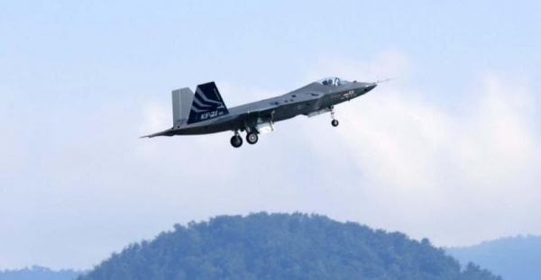 韩国首架自研战斗机KF-21首飞