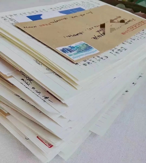 女生给一千个陌生人写信：被校园暴力的中考生、患尿毒症抑郁症的程序员、10年没怀上孩子的老师……