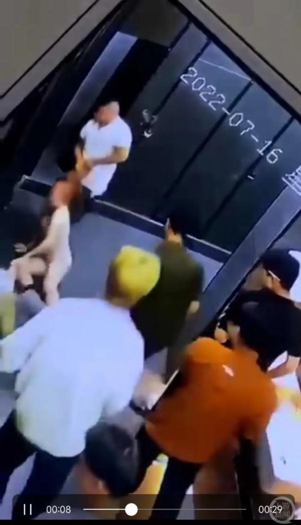 河南中牟县回应“女子被男子强行拖进厕所隔间”