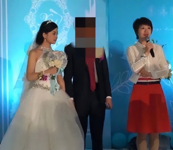 曝央视主持王冰冰与徐嘉余恋爱，朋友圈告白疑曝光，消息真假难辨