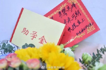 男生被清华录取拿着通知书跑进派出所：感谢警察资助了3年学费