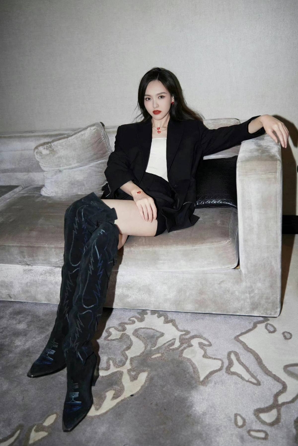 唐嫣久违营业,御姐打扮水桶靴也能驾驭,可惜发际线太秃了