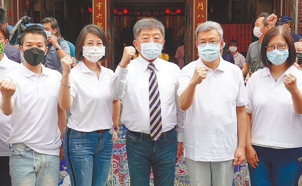 陈时中冷眼看万华抗议民众被拖走，台网友神回：责任来，维安人员就扛