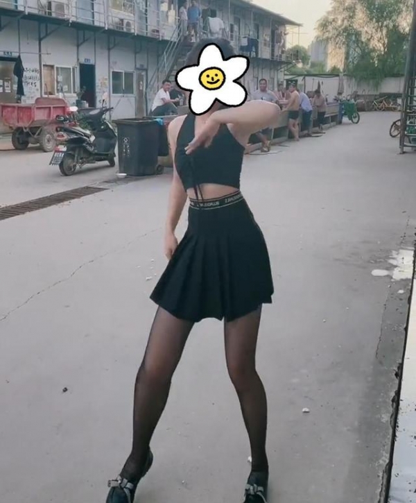 女子穿短裙黑丝在工地跳舞，引民工站楼上围观，网友：良心包工头