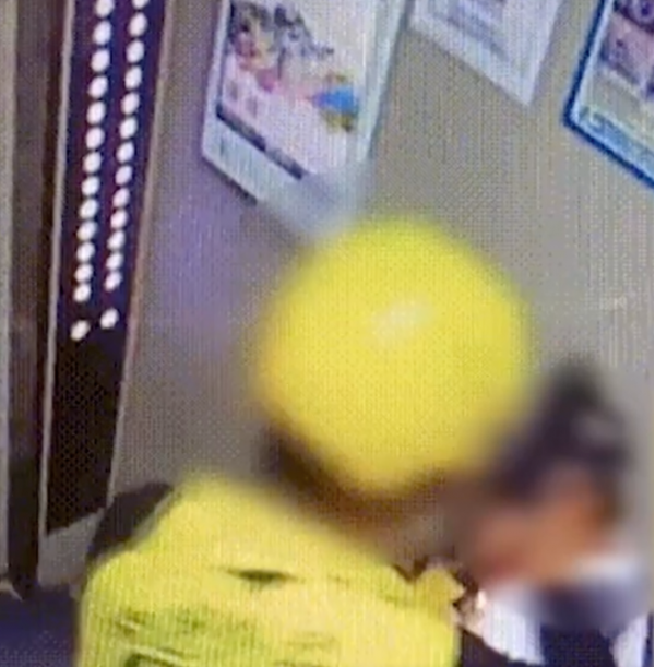 江苏一外卖员因为电梯误时殴打同乘业主，公司回应：已解雇