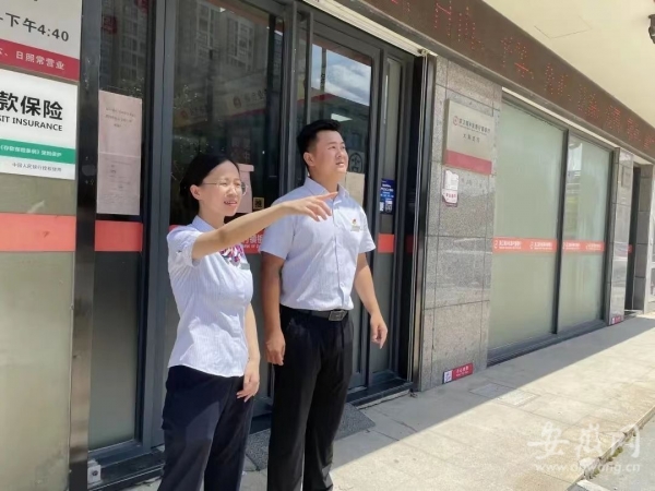 桐乡两名银行职员徒手接住6楼坠楼女童，二人被授予见义勇为证书