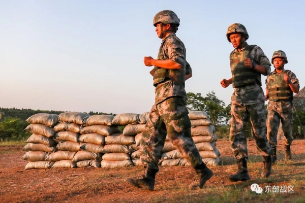 轰！轰！轰！第72集团军某合成旅进行实战化火力打击演练